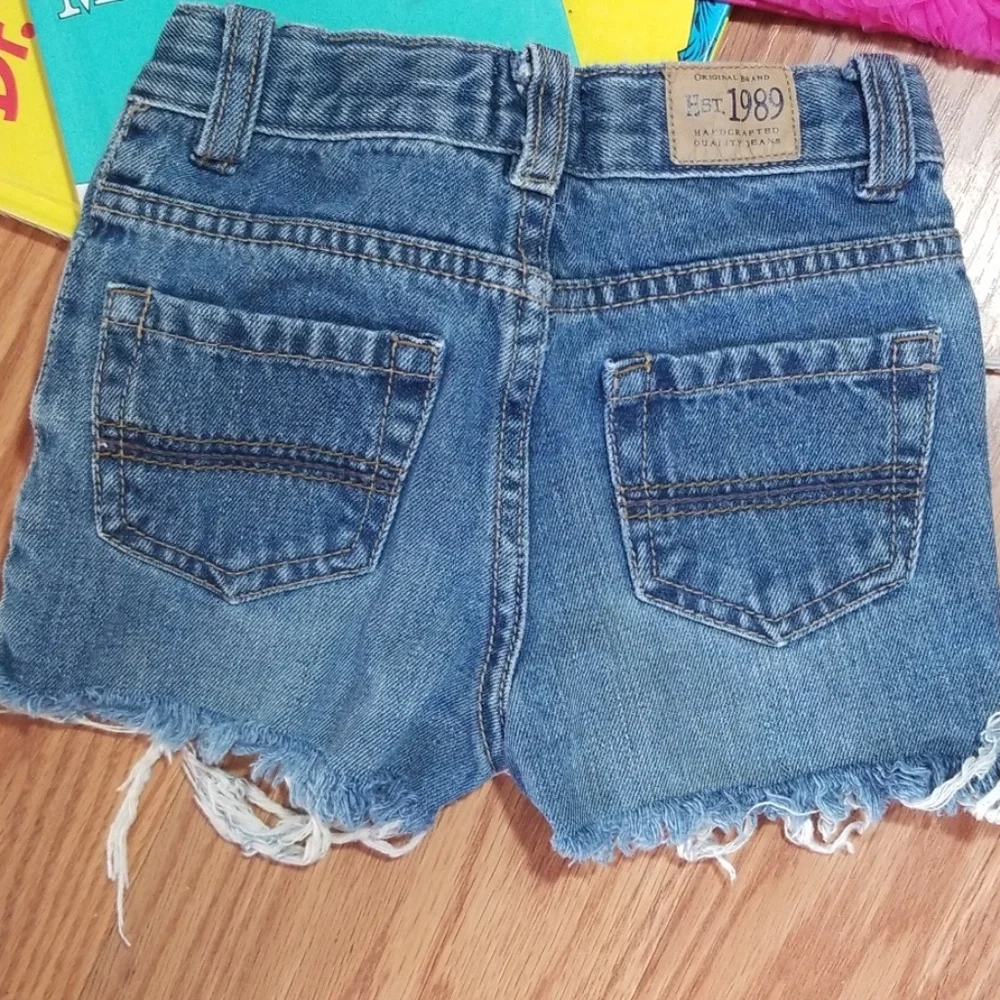 Distress shorts‎ and ruffle top